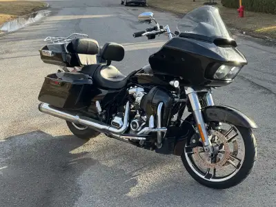2018 Harley-Davidson Road Glide – Stage 2 Performance, Premium Upgrades This 2018 Harley-Davidson Ro...