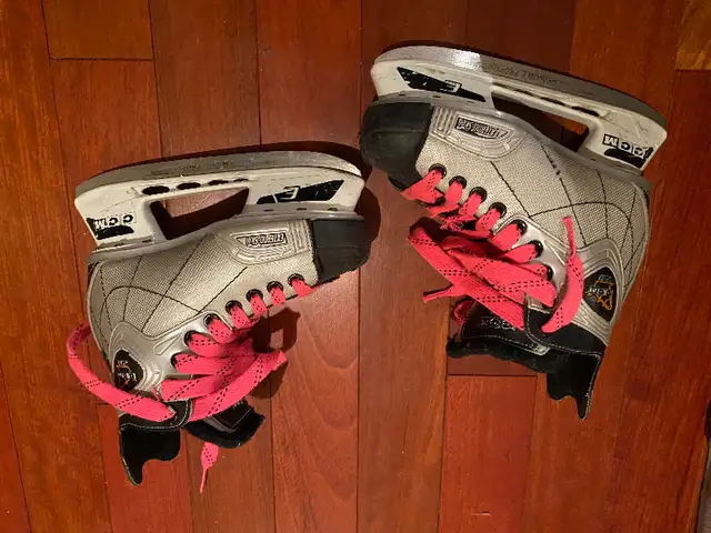 CCM Patins hockey size 3 in Hockey in Laval / North Shore - Image 2
