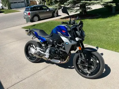 BMW F900R in mint showroom condition This bike hasn’t even seen bad weather/Always garaged 2605 KM A...