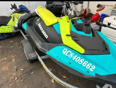Sea Doo Sparks, nous avons ajouté le système Trixx. Inclus, système de son et la remorque 37 heures...