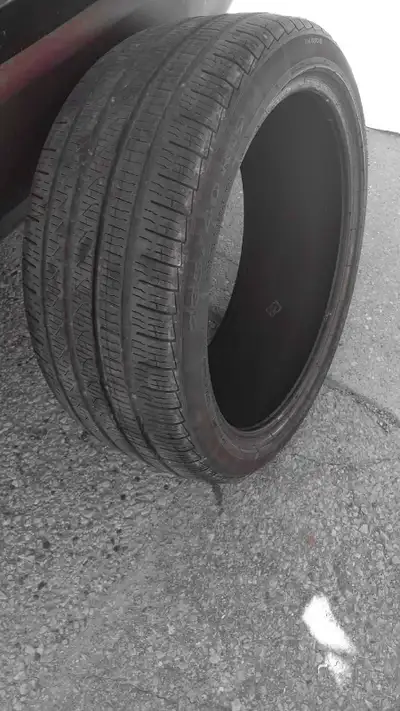 À vendre : Un seul pneu toutes saisons Pirelli 235/40/19. Encore en bonne shape, avec pas mal de vie...