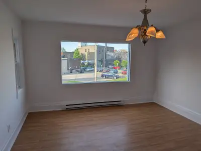 Grande 4 ½ logement à louer. situé au centre ville de Sainte-Thérèse et au premier étage Disponible...