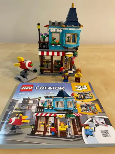 Lego Creator # 31105 Townhouse Toy Store, complete with original instructions, box and all Mini Figu...