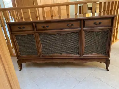 Vintage console stereo in solid wood cabinet. Beautiful French Provincial style. Has record player,...