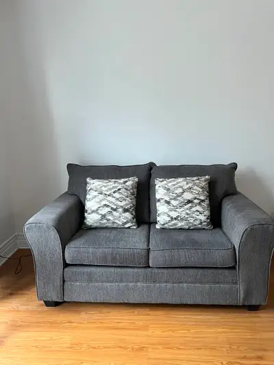 SOFA 2 PLACES - CAUSEUSE - COULEUR GRIS - BONNE CONDITION Largeur: 62 po, Profondeur: 34 po, Hauteur...