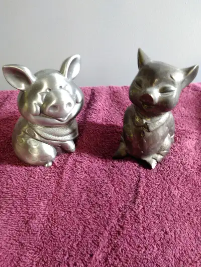 Piggy Banks Yes, Pig piggy banks Just over 4 inches tall Both for 10 See pics Check out my other pig...