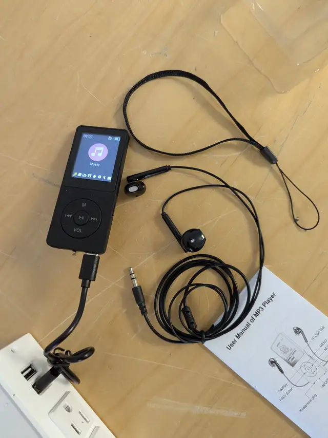 Portable 32GB MP3 Player with HD 1.8" Screen, Speaker, Earphone, in General Electronics in Mississauga / Peel Region - Image 7