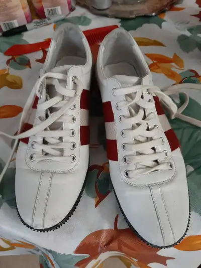 The shoes look like new. For more details you can contact me