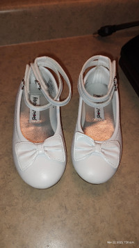 Size 11 white elegant shoes like new