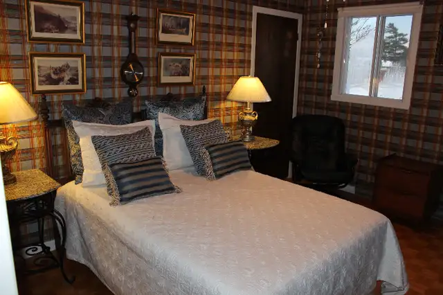 Tete de lit et commode / set de chambre en noyer. in Dressers & Wardrobes in Laval / North Shore - Image 6