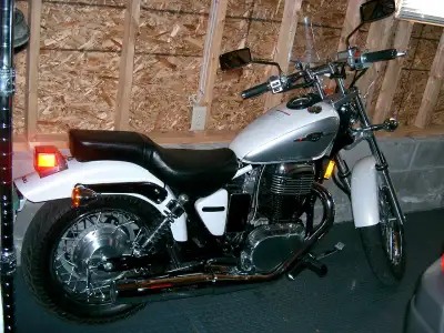Original owner" SUZUKI LS650 BOULEVARD S40 street cruizer bike in "like-new" condition with low km....