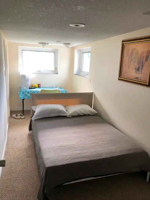 VERY BRIGHT ROOM STEPS TO GROCERY/BUS ON BATHURST NEAR YORK UNIV