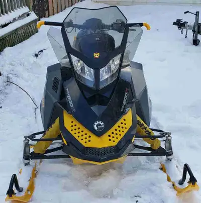 2008 Ski Doo MXZ 800R Rev XP. 8100 km. Studded track, bar risers, heated grips. NO electric start or...