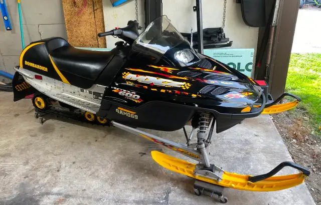 2003 Skidoo MXZ 500 Trail in Snowmobiles in Sarnia - Image 2