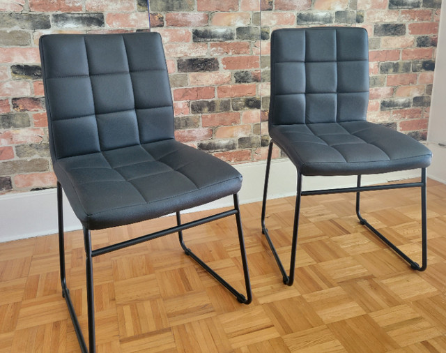 A vendre 2 chaises noires Bouclair ( Prix pour les 2) dans Chaises, Fauteuils inclinables  à Ville de Montréal