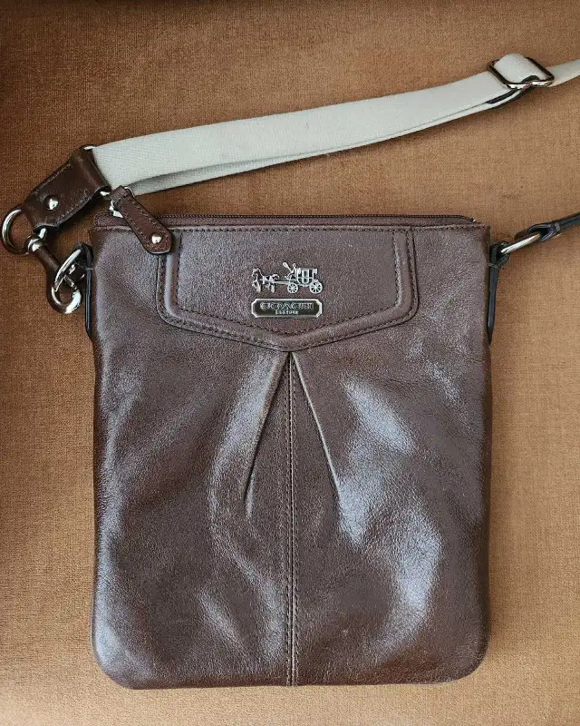 Vintage Leather Coach Crossbody Bag in Women's - Bags & Wallets in Oakville / Halton Region - Image 6