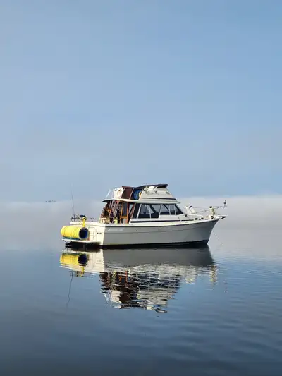 1985 32ft Bayliner flybridge with 110hp diesel engines 32’1” length overall with 11’6” beam Cruising...