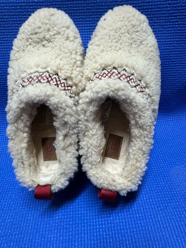 UGG shoes-size 6(pls read ALL) in Women's - Shoes in Markham / York Region - Image 3