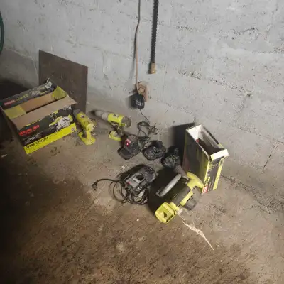 tools drill and saw Ryobi (battery not charging), View more
