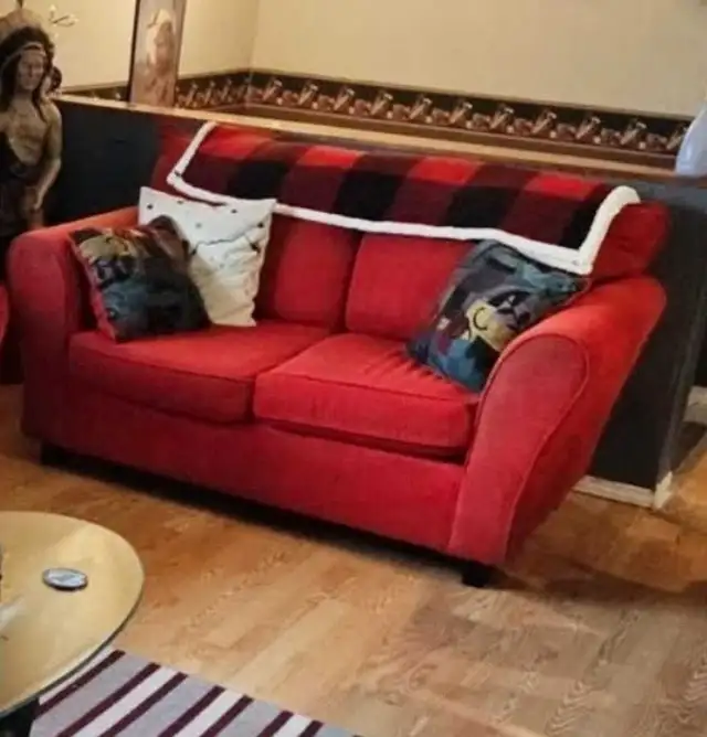 BEAUTIFUL RED LOVE SEAT! GREAT CONDITION!