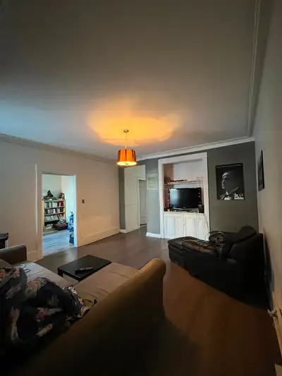Spacieux 5 ½ au 2e étage tout pres du metro Cremazie. Un grand salon, 2 tres grandes chambres à couc...