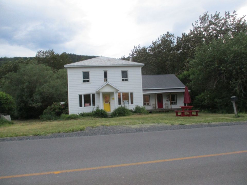 Grande maison et Boisé à Mont-Louis - Paradis de la pêche dans Maisons à vendre  à Gaspésie