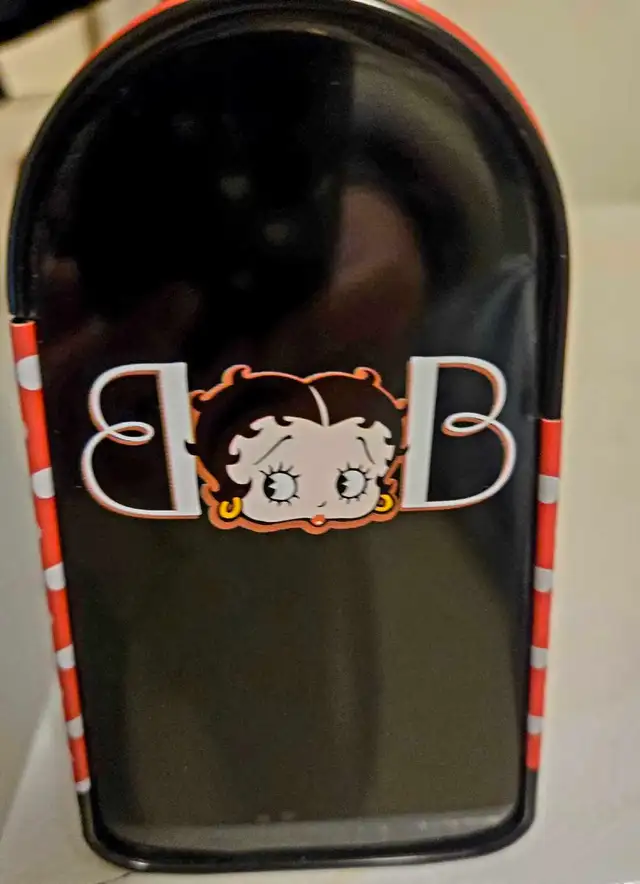 Betty Boop Metal Tin Purse in Arts & Collectibles in Markham / York Region - Image 4