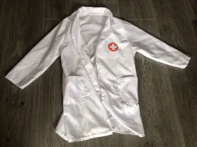 Doctor Halloween Lab coat Kids Size Small. Never been worn. It’s too small for my kids. Asking $5 Pi...