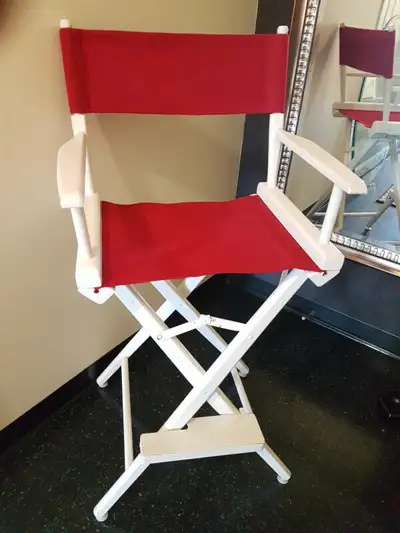 Chaise de scénariste. En toile de couleur blanche et rouge. Hauteur 46 pouces x largeur 21 pouces x...