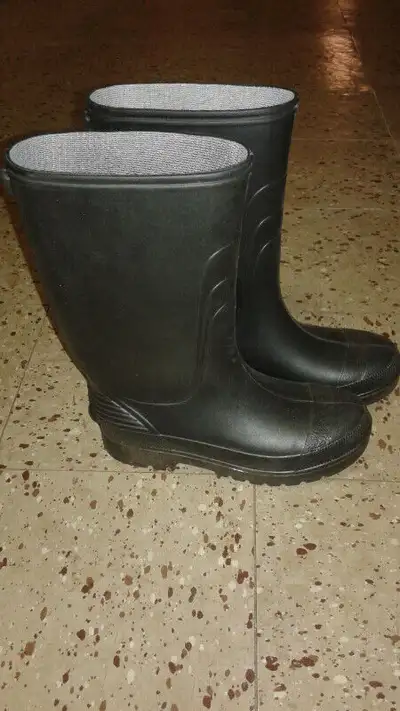 J'ai une paire de bottes en caoutchouc taille 6 à vendre qui a très peu servi. Prêt à se rencontrer...