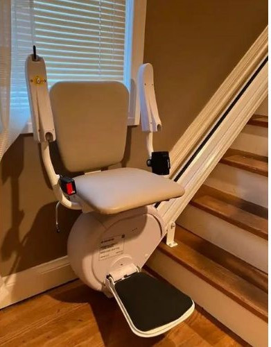 Rental Straight Stair Lift in Health & Special Needs in Hamilton - Image 2