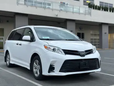 This 2018 Toyota Sienna is a reliable and spacious minivan, perfect for family adventures or daily c...