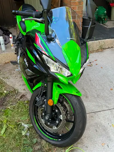 Hello im selling my 2023 Ninja 650 KRT edition,im selling as i dont ride it i ride my zx6r bikes bee...