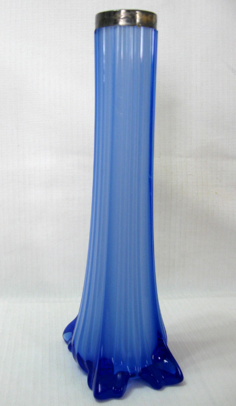 VASE a FLEUR  VERRE D ART ANTIQUE ART GLASS BUD VASE c.1920 dans Art et objets de collection  à Ville de Montréal - Image 2