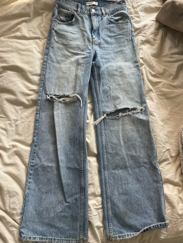 Pull&Bear Ripped Flared Jeans  in Women's - Bottoms in City of Toronto - Image 2