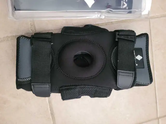 Neenca Knee Brace XL (2) Nee in Other in Calgary - Image 4
