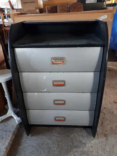 Bureau ou commode Hot Wheels, fabriqué au Canada. 15$. Pour info. Pierre.