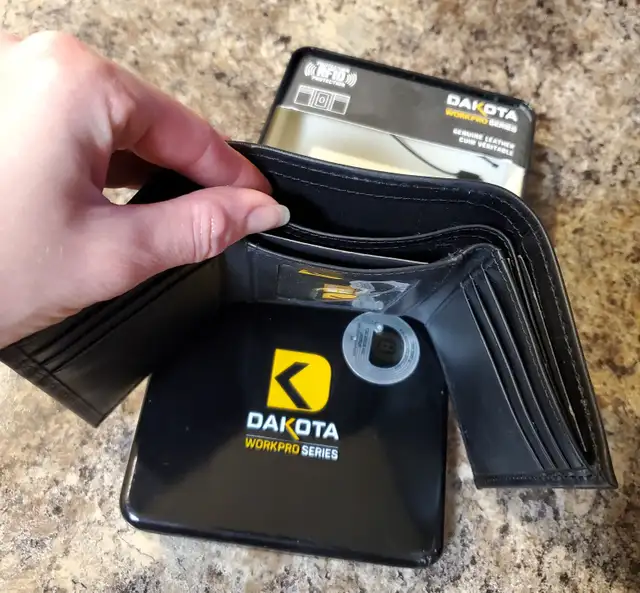 Men’s Dakota Wallet in Men's in Grande Prairie - Image 5