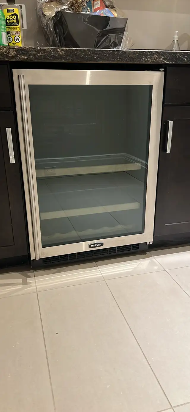 Marvel - 24” Bar Fridge - working condition  in Refrigerators in Kitchener / Waterloo - Image 2