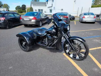 Achetée en 2022 2e propriétaire 41000 km. Roue avant modifiée pour 23 po. Bluetooth. 6 vitesses. Dos...