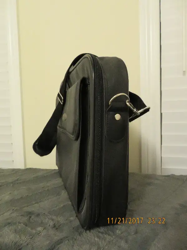 Rockport Laptop Case in Other in Markham / York Region - Image 4