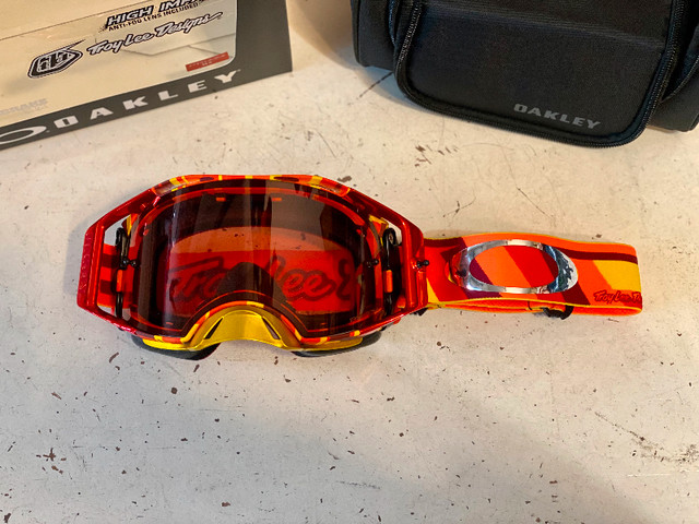 Brand New Oakley TLD Airbrake MX Goggles With Prizm Lens in Other in Markham / York Region - Image 4