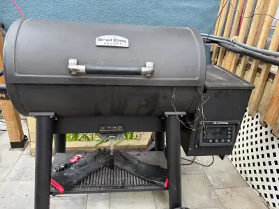 Broil King Crown Pellet Smoker, View more