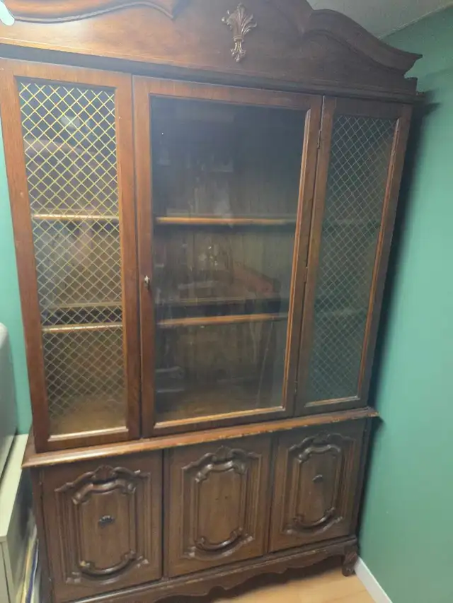 Large hutch in Free Stuff in St. Catharines - Image 2