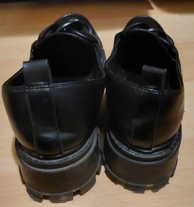Black Steve Madden Women shoes size 8 with chain style decoratio in Women's - Shoes in Peterborough - Image 3