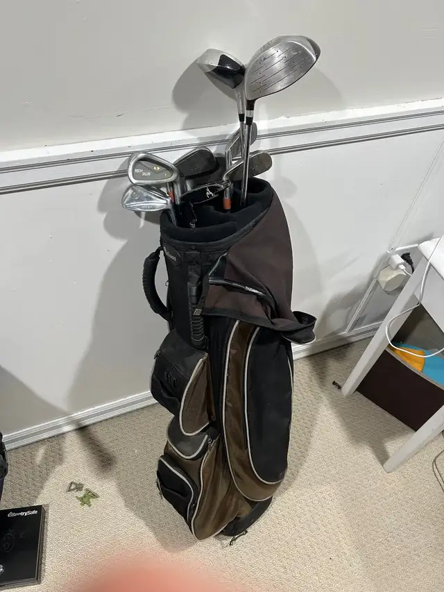 men’s right handed golf clubs and bag  in Golf in Guelph - Image 3