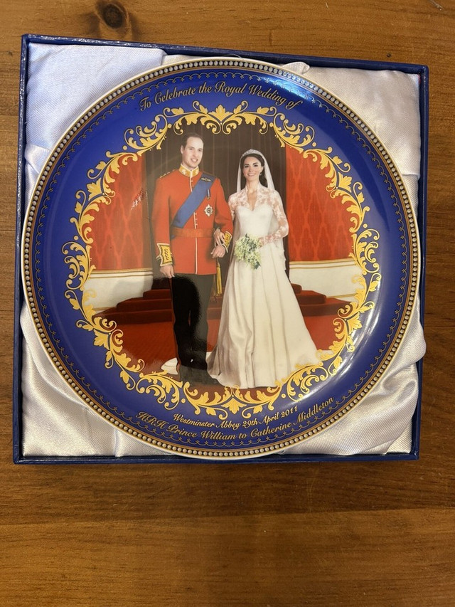 Vintage HRH Prince William & Catherine Middleton ROYAL WEDDING P dans Art et objets de collection  à Longueuil/Rive Sud - Image 4