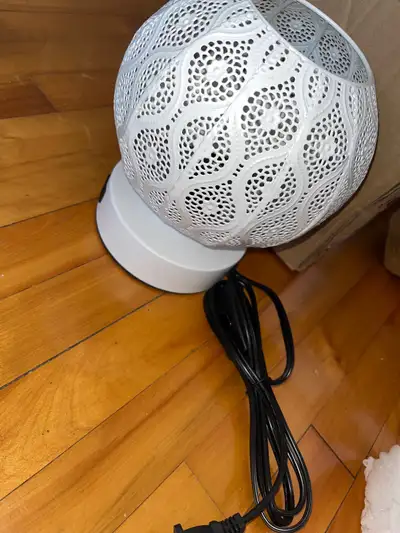 Elegant desk table lamp/lampe de chevet blanc, View more