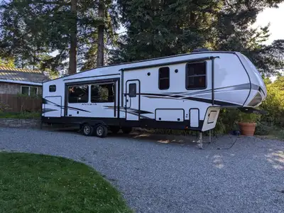 38' Dutchmen Astoria 5th Wheel, #3343BHF, used as 1-year accommodation during now-finished home buil...