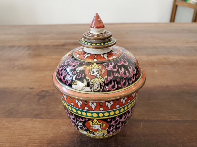 Vintage Chinese Enameled Porcelain Covered Bencharong Jar in Arts & Collectibles in Edmonton - Image 2